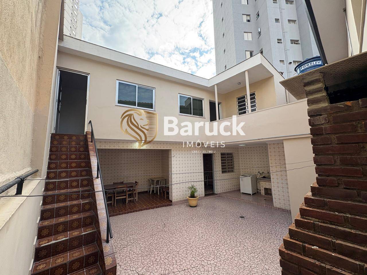 Sobrado à venda com 4 quartos, 243m² - Foto 1